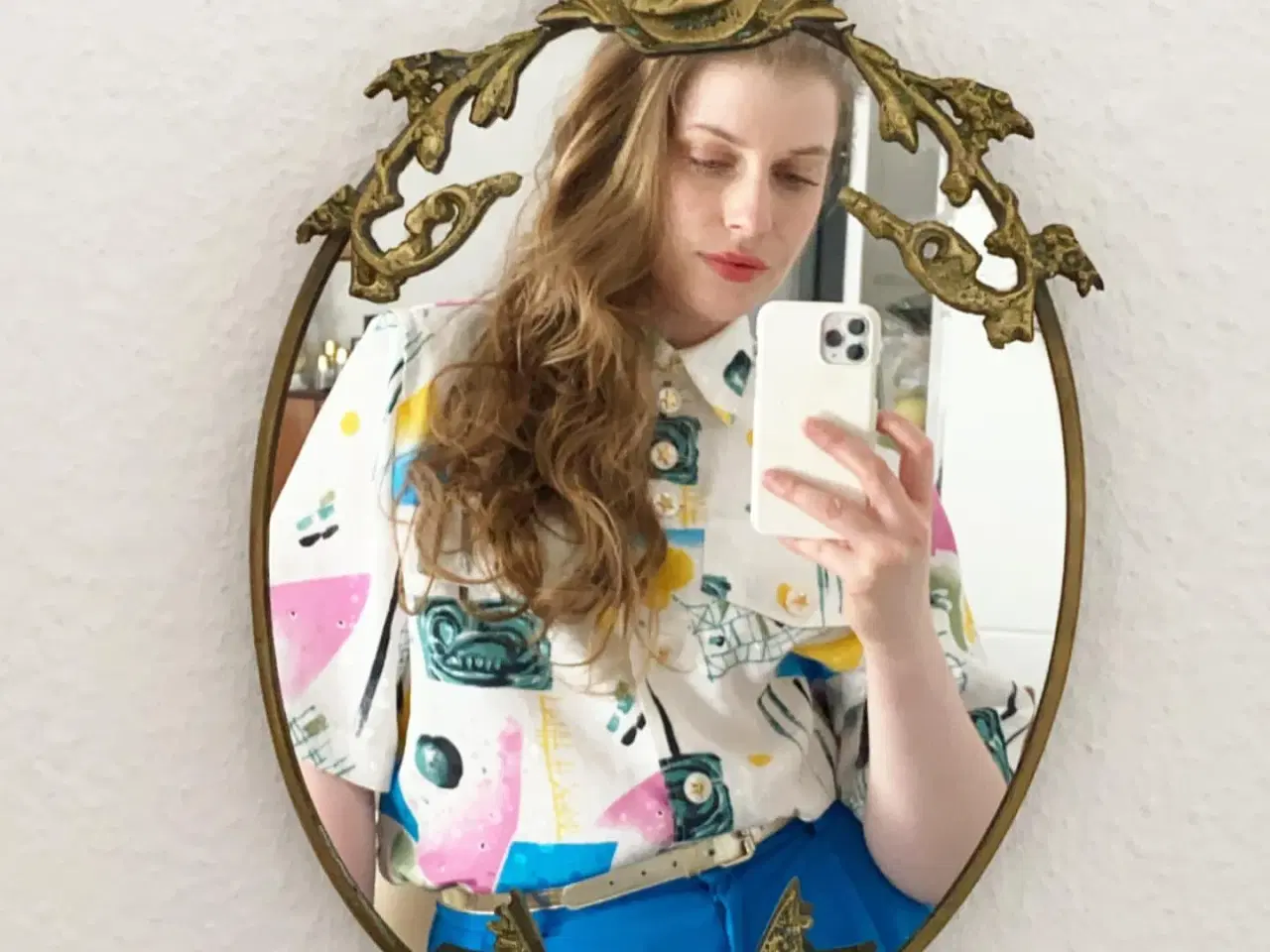 Billede 1 - Messingspejl, relief i toppen