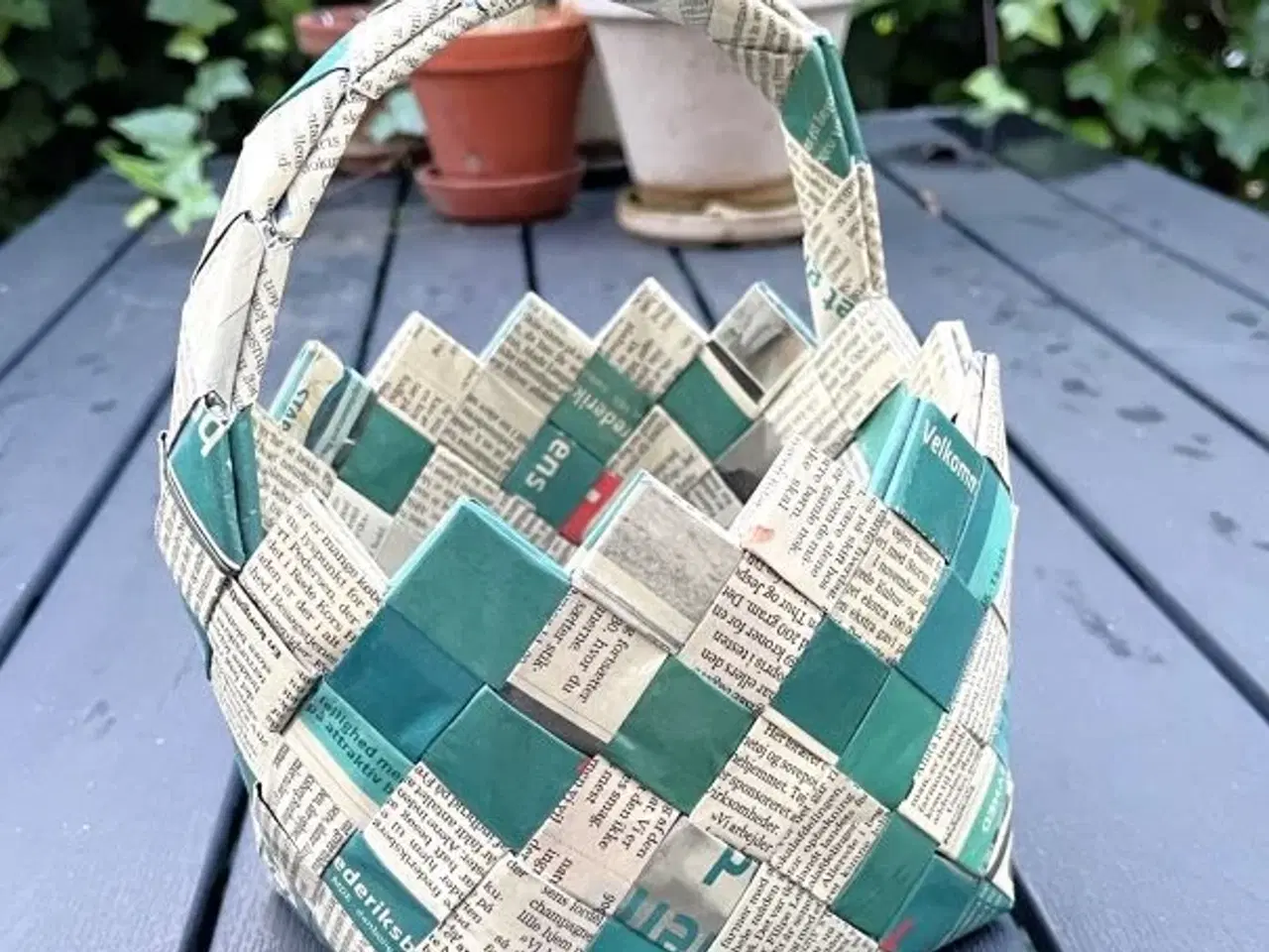 Billede 1 - Håndflettet kurv i avis og grøn farve.