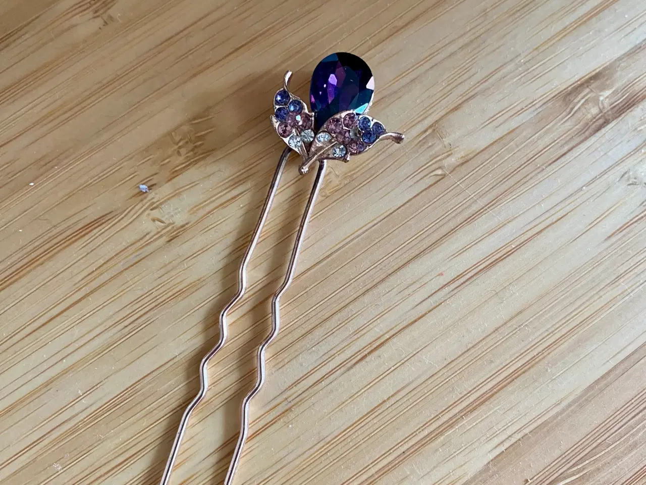 Billede 1 - Hårnål med lilla sten