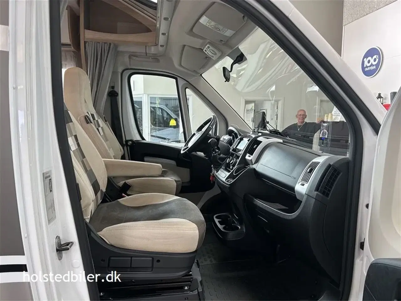 Billede 7 - 2019 - SunLight T 67 Activ   Km 42000 - 5 selepladser - hævesænkeseng.