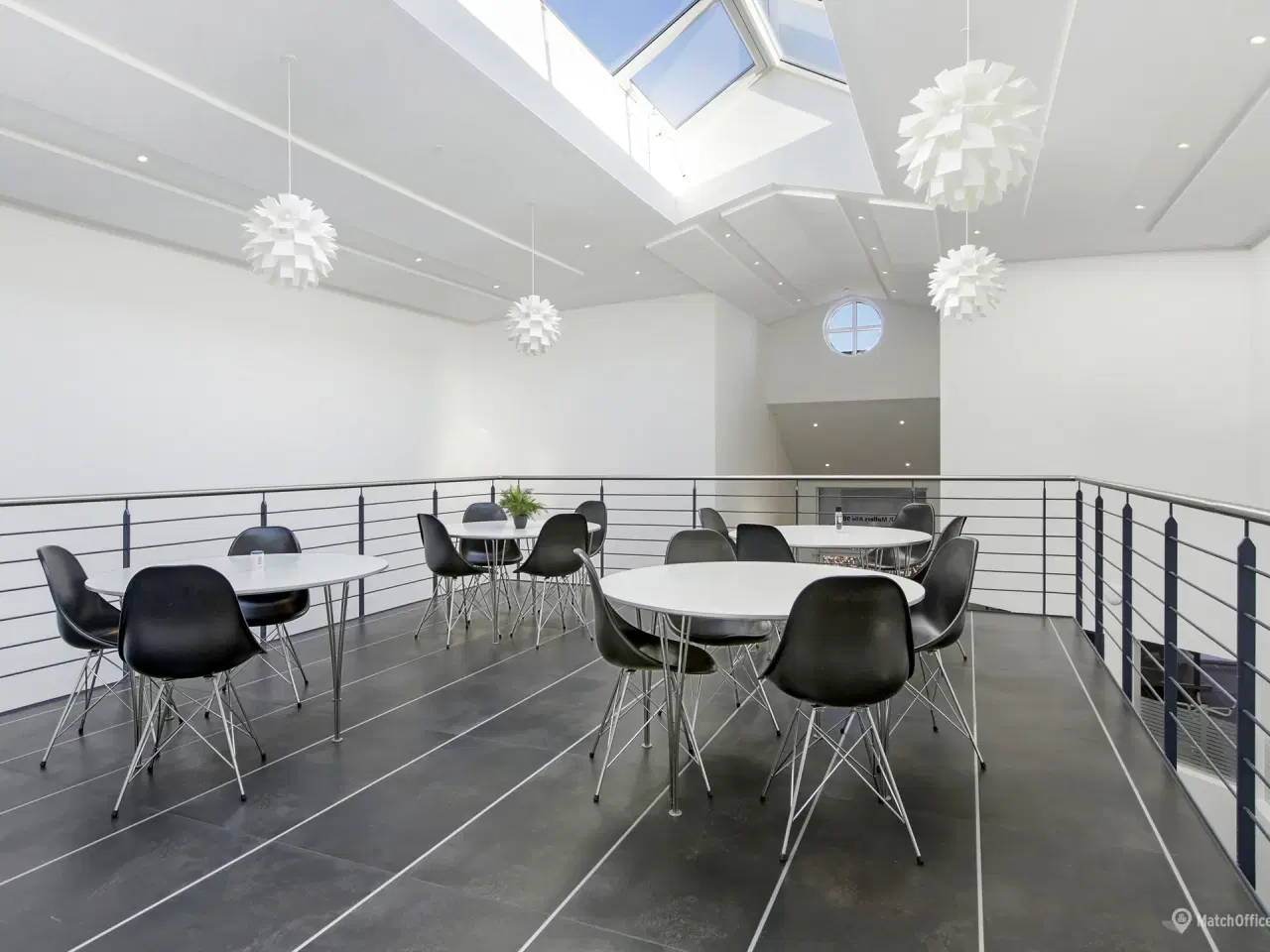 Billede 16 - Yderst indbydende kontor/showroom med højt til loftet samt fantastisk lysindfald som også indeholder mødelokale eller et lille kontor - Ring for mere info👍🏼