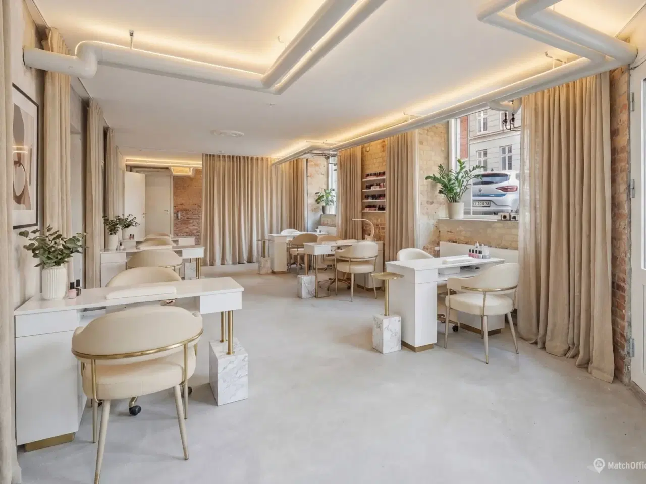 Billede 2 - Et butikslokale med sjæl, lys og plads til at skabe dit eget univers