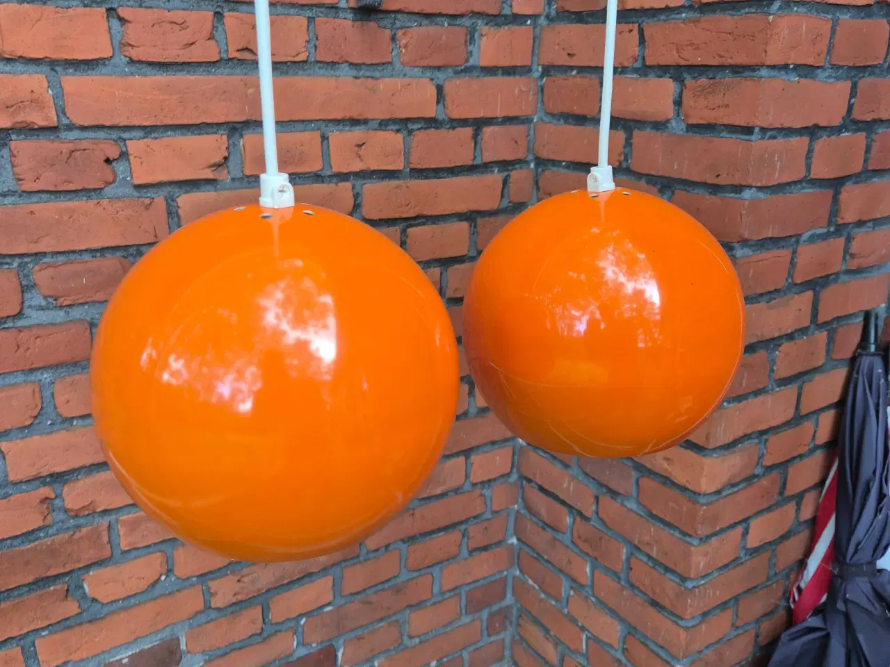 Billede 2 - To orange kuglelamper 