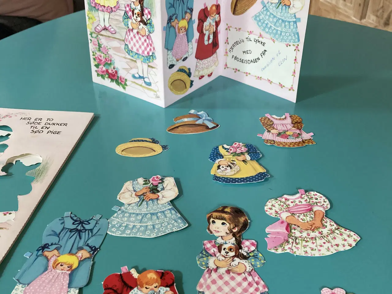 Billede 3 - Forskellige påklædningsdukkesæt fra 1980’erne