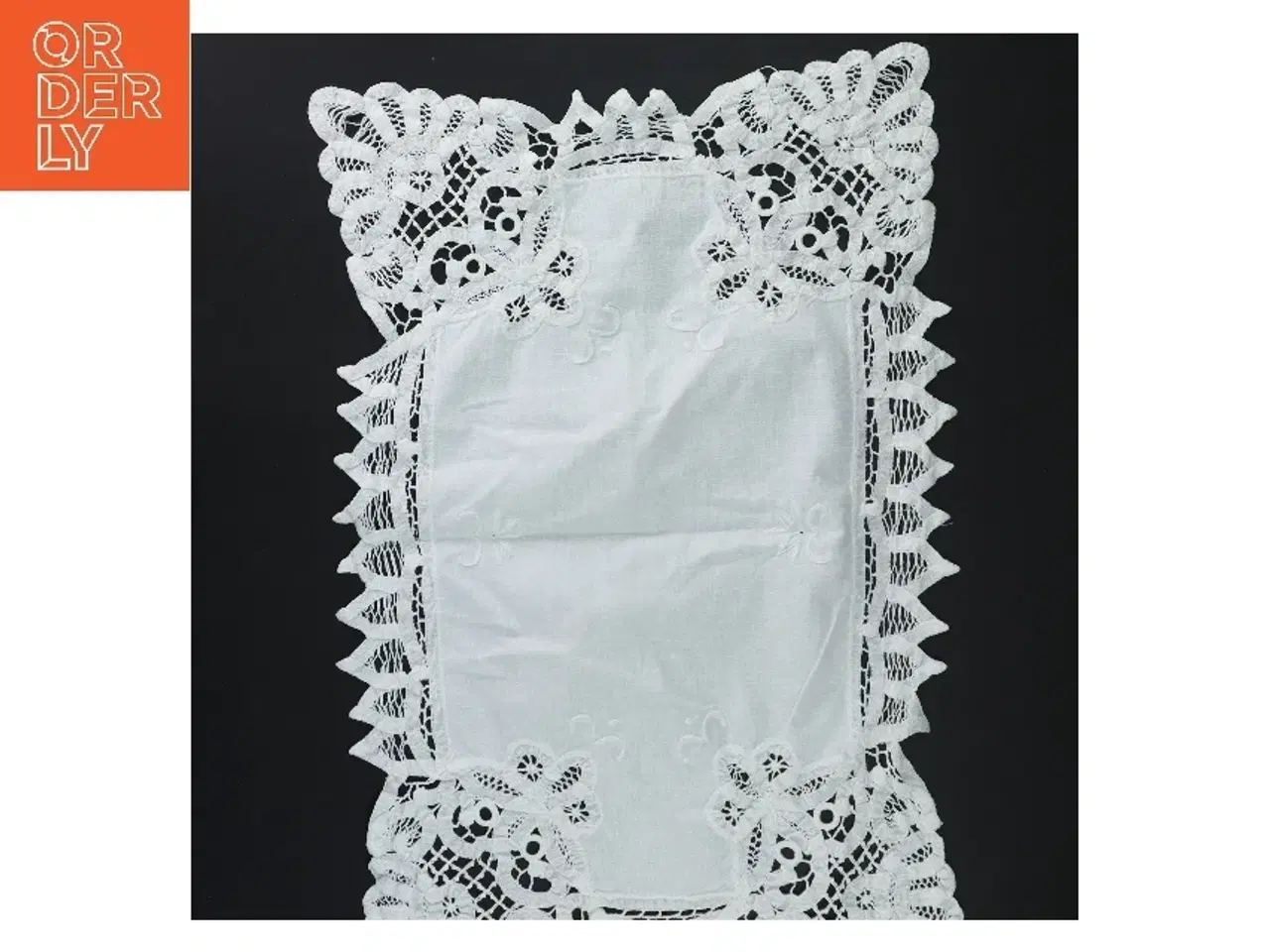 Billede 3 - Hvid bordløber med blonde (str. 42x28 cm)