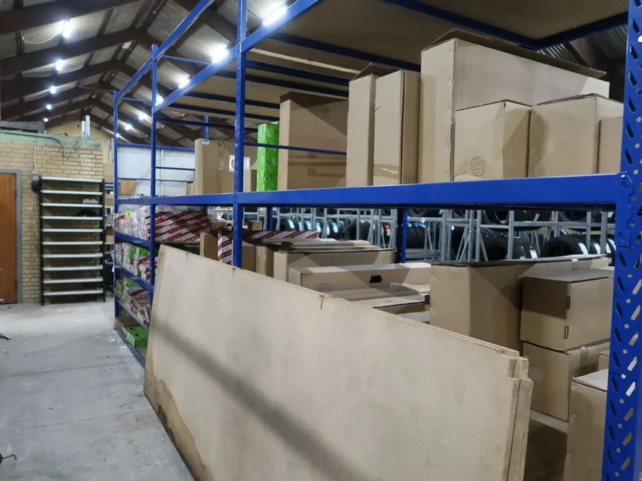 Billede 9 - Indhold i lagerreol