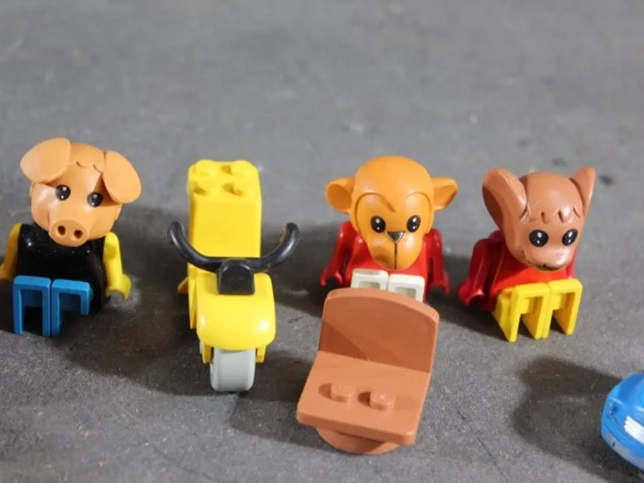 Billede 3 - Gl. Lego biler og figur. 