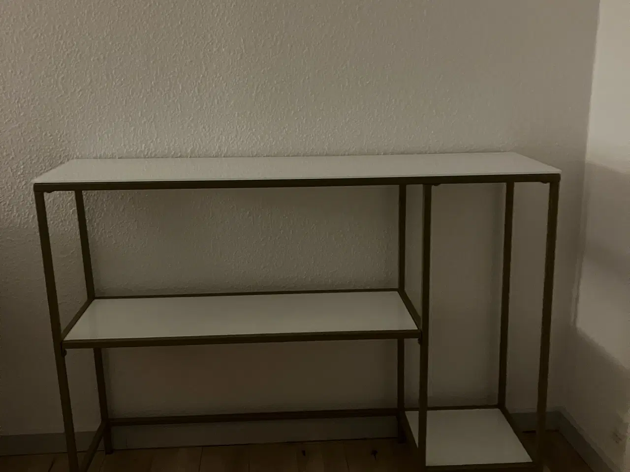 Billede 4 - Reol i guldfarvet stål og hærdet glas