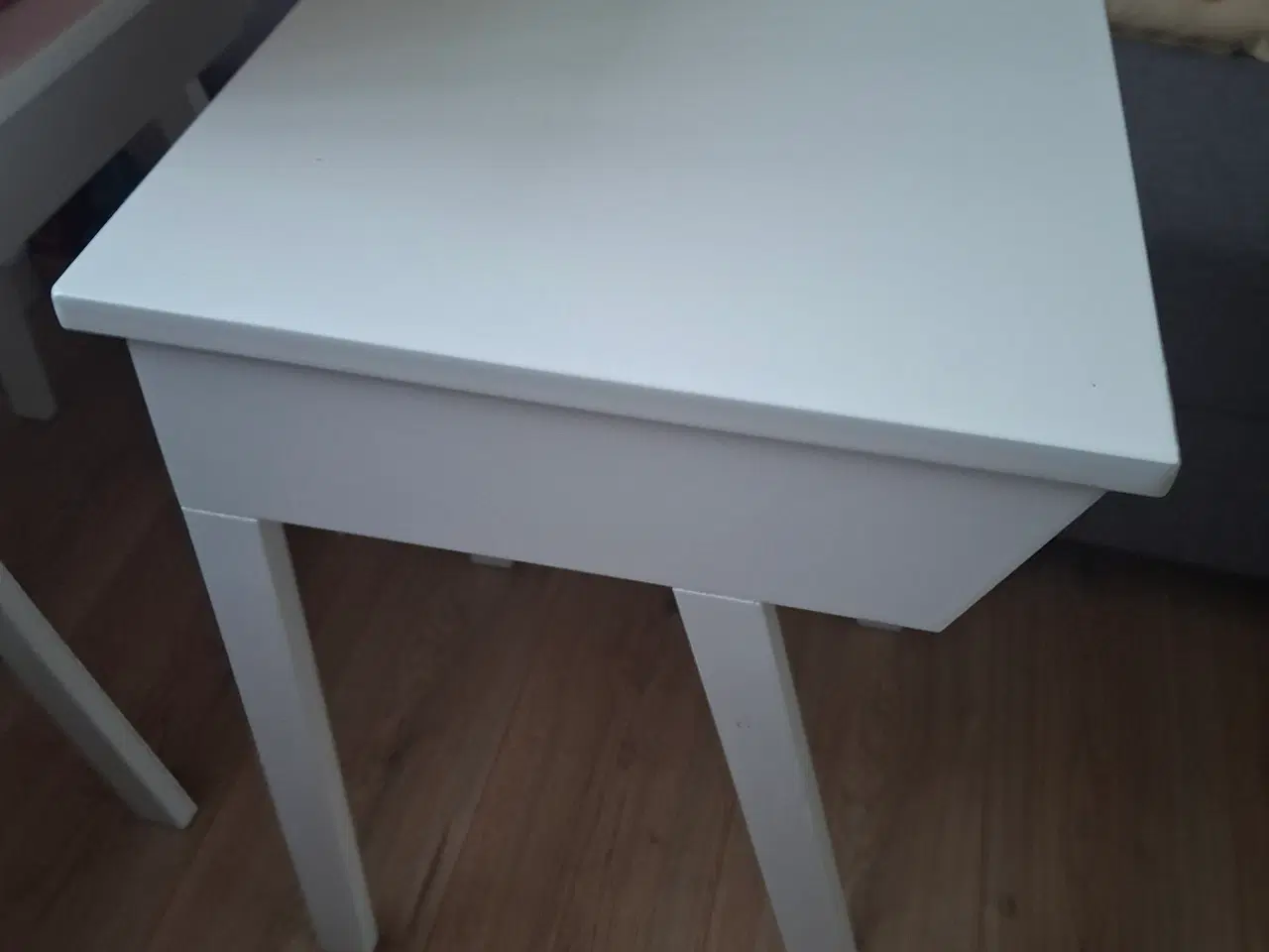Billede 2 - Hvid sengebord med skuffe 