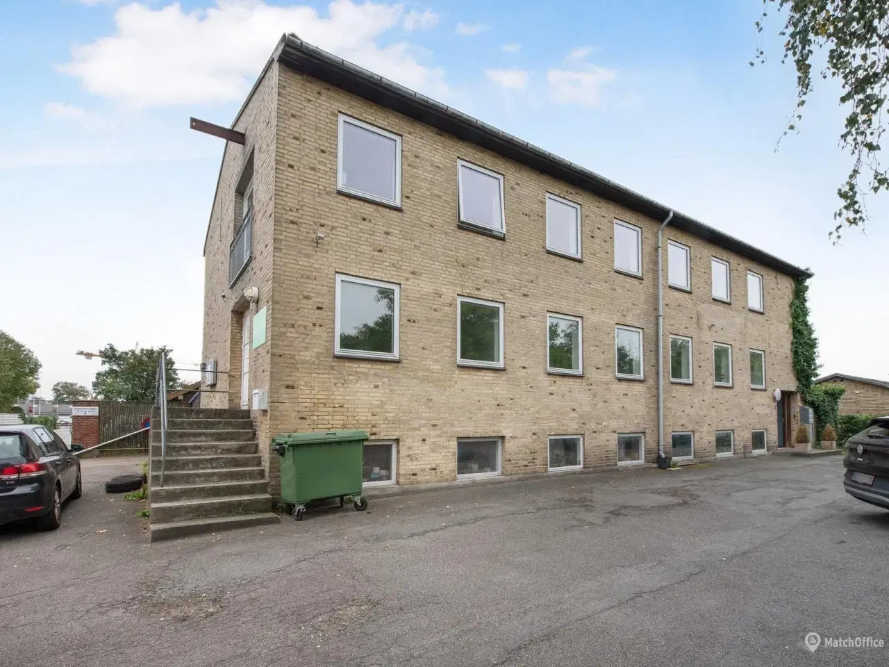 Billede 11 - Erhvervslokaler udlejes i meget synlig hjørne ejendom.