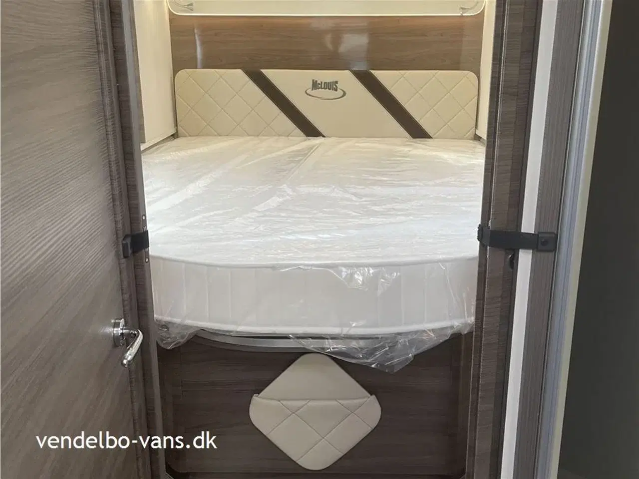 Billede 18 - 2025 - McLouis Mc4   160 cm bred dobbeltseng i midten bagerst som kan hæve/sænke