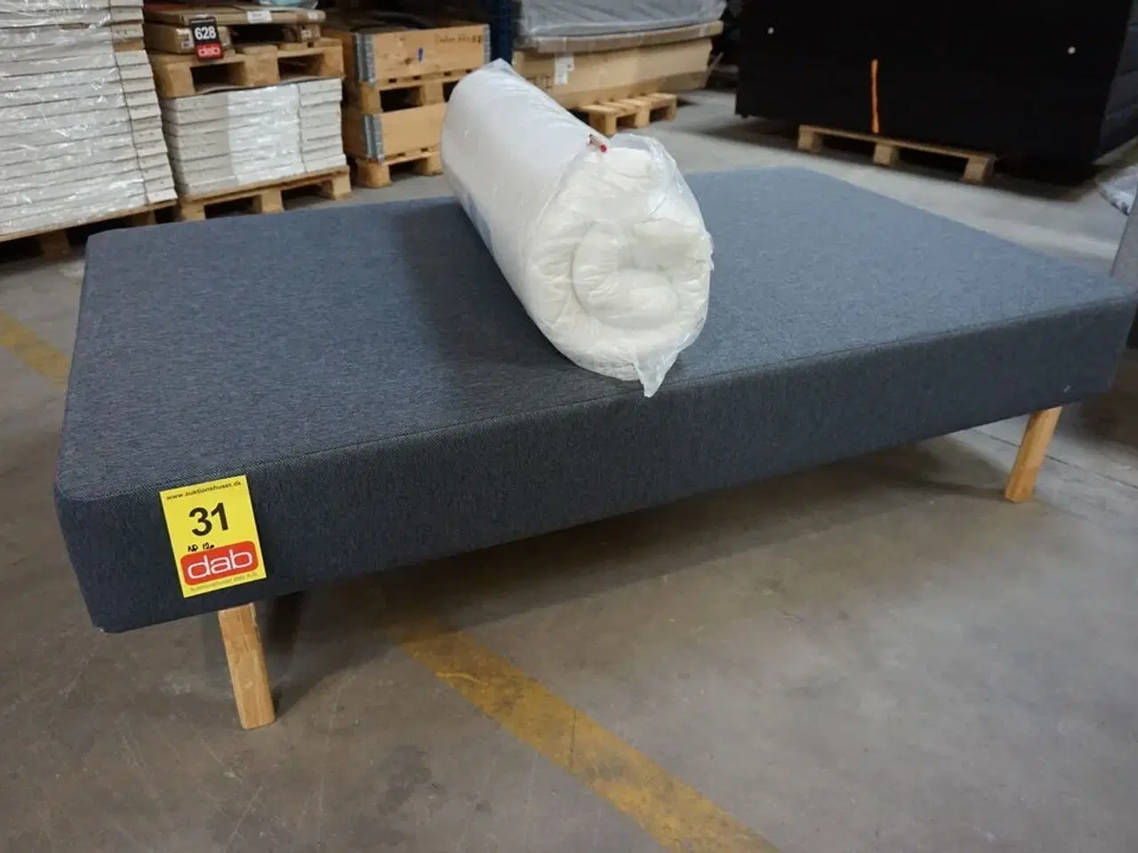 Billede 2 - Nordisk fjer Boxseng med træben og Nordisk fjer topmadras 120x200 cm