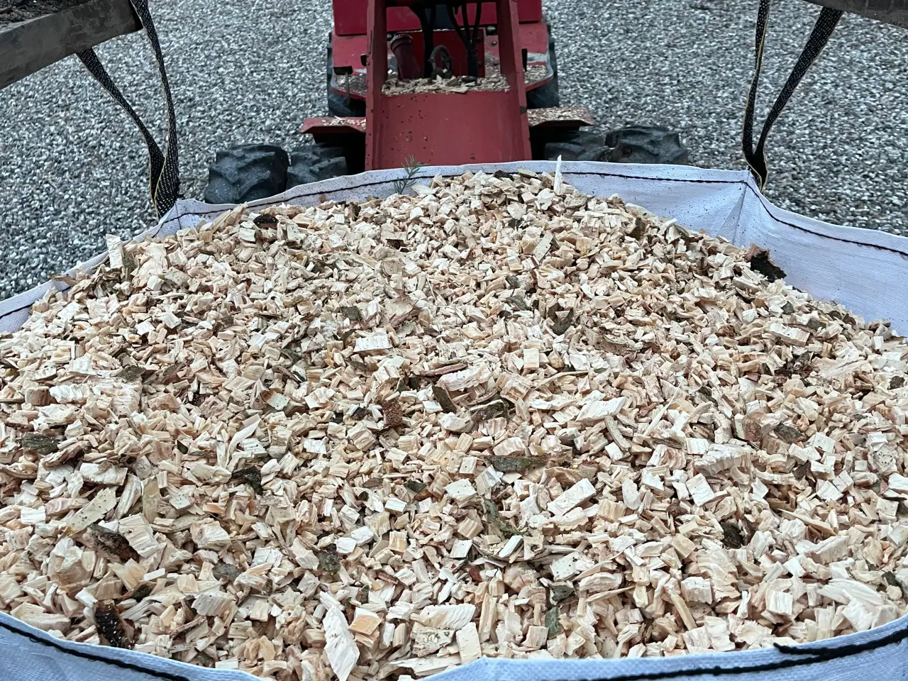 Billede 7 - Frisk lys flis i 1 m3 sække