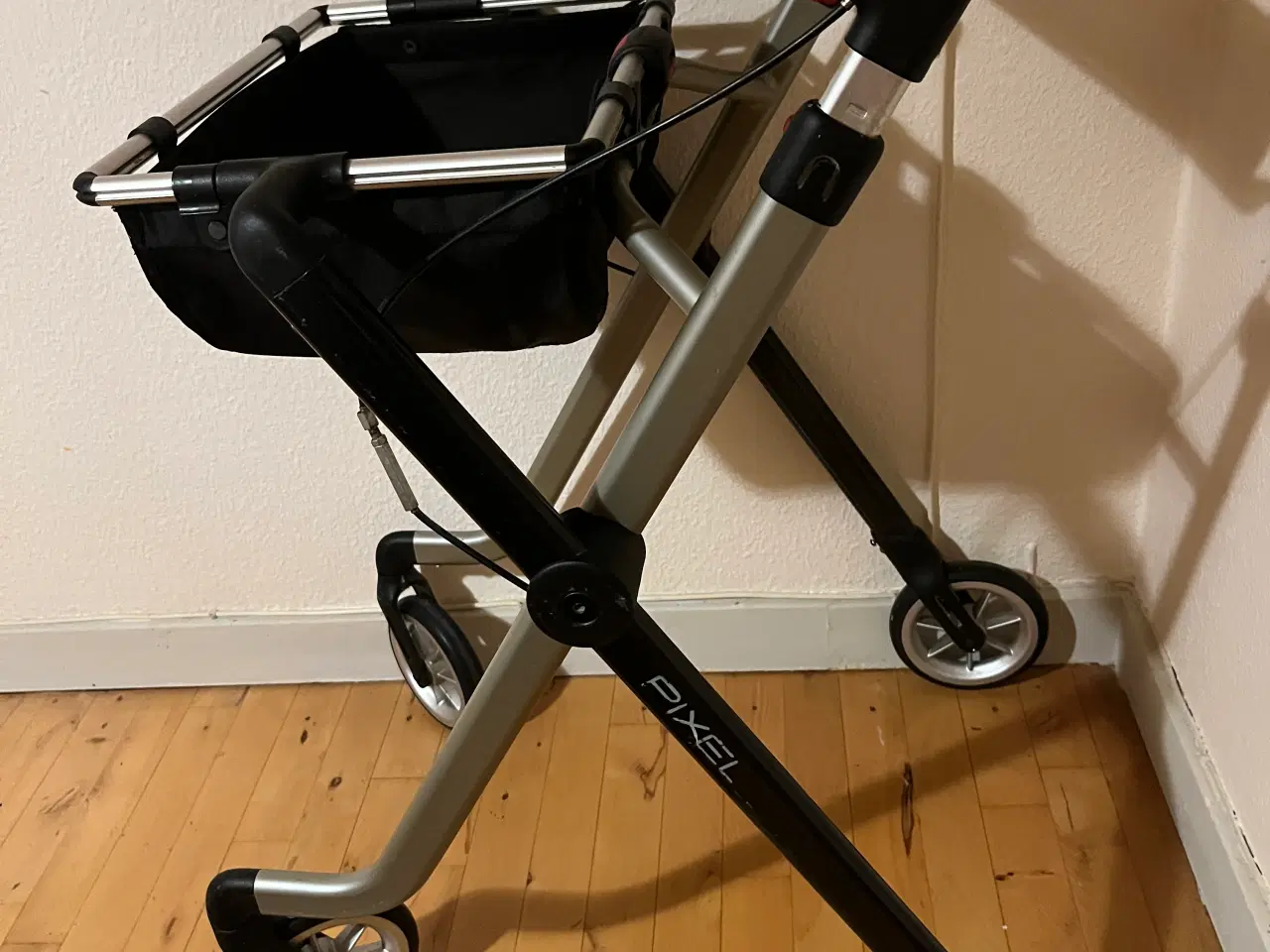 Billede 1 - Letvægts rollator, indendørs.