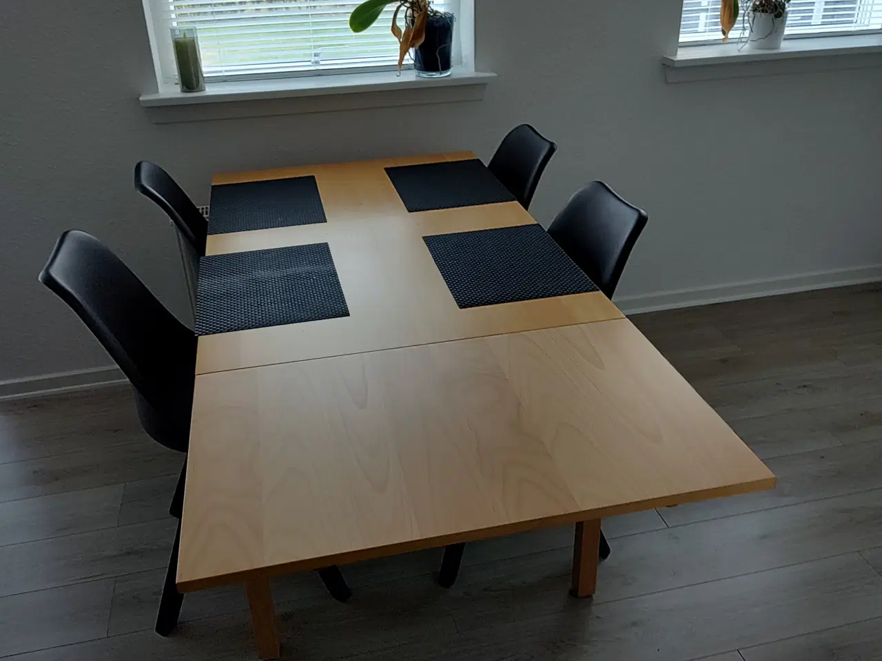 Billede 2 - Spisebord i lakeret bøg 
