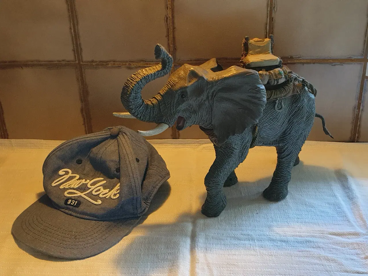 Billede 1 - Flot elefant og sej kasket