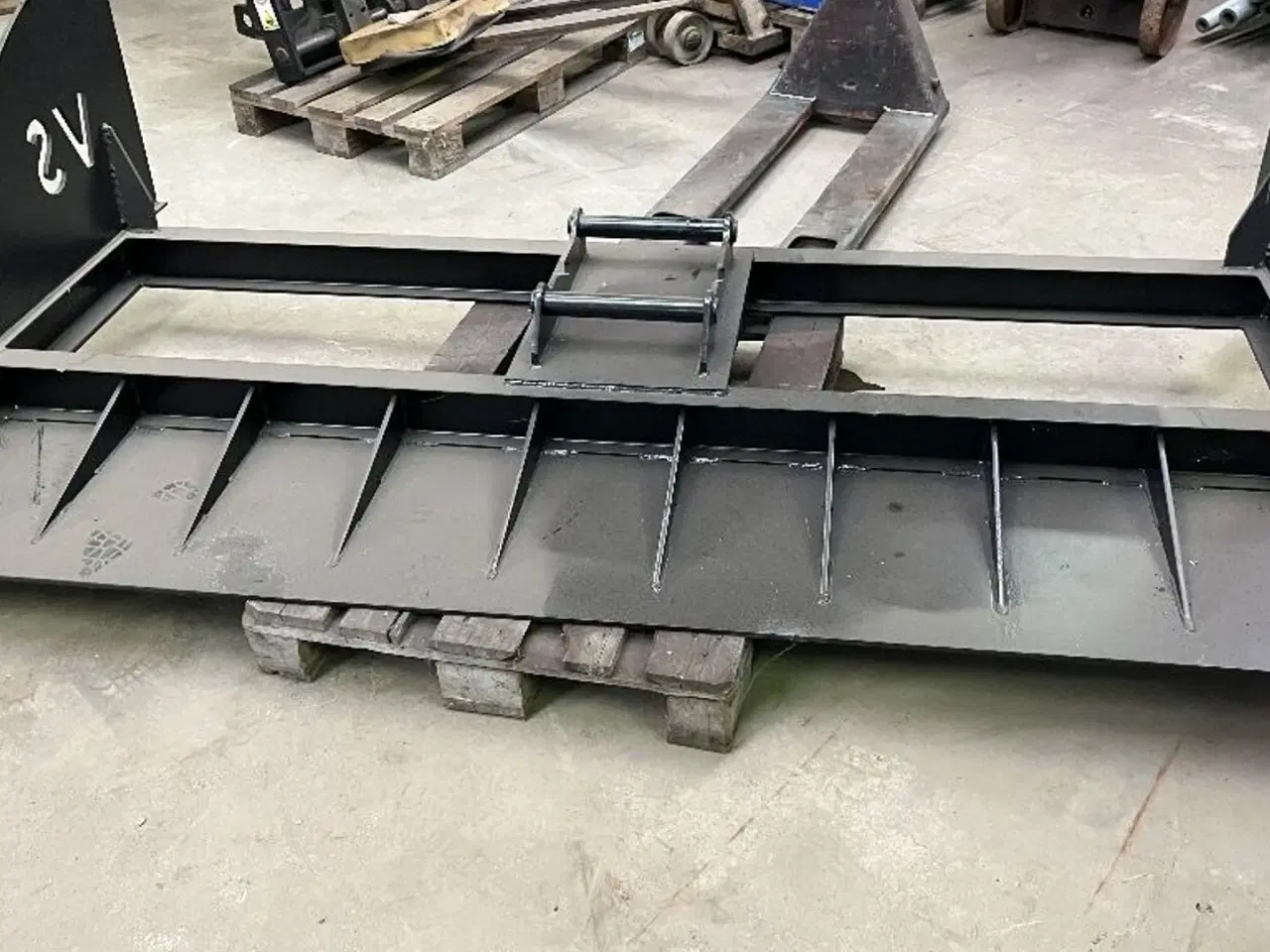 Billede 2 - Forskelligt udstyr Afretter / Skovl stativ Skovl stativ