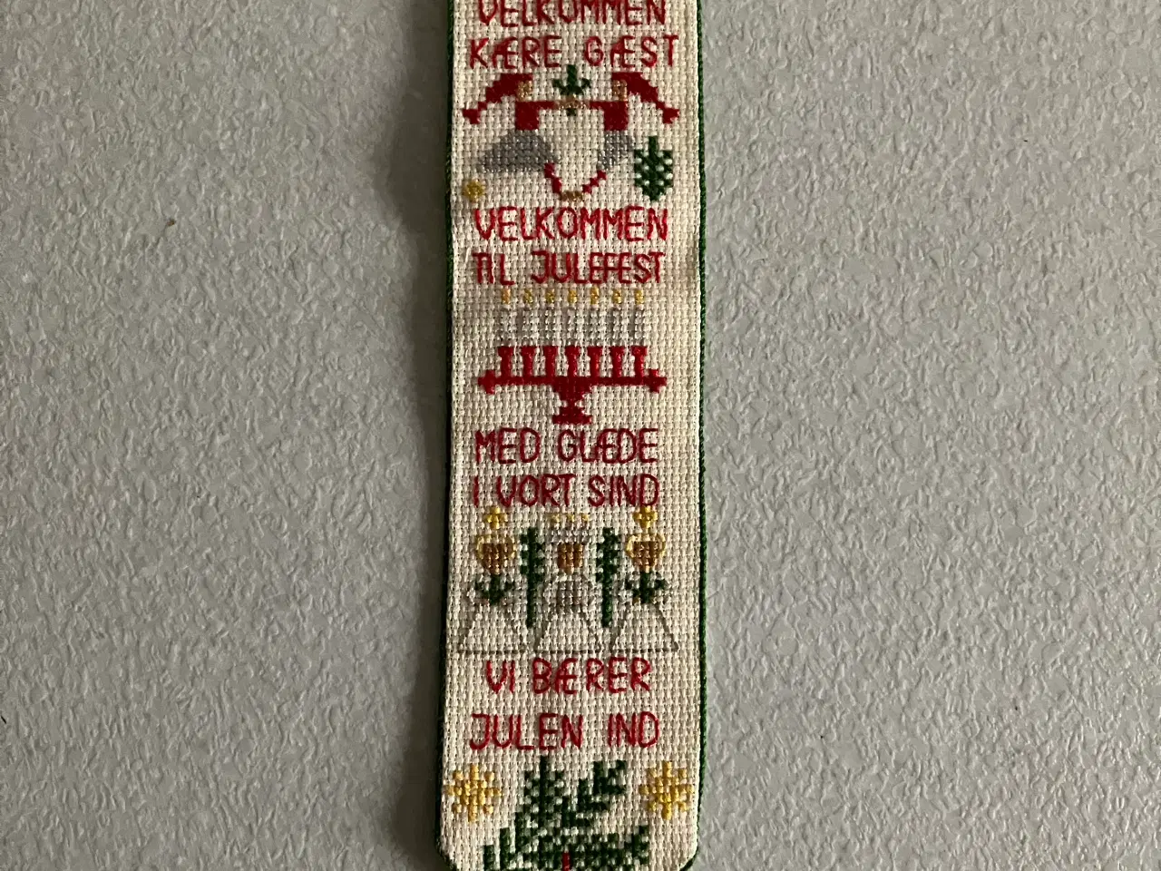 Billede 1 - Juleophæng broderet 30 cm høj, 6,5 cm bred. Fin st