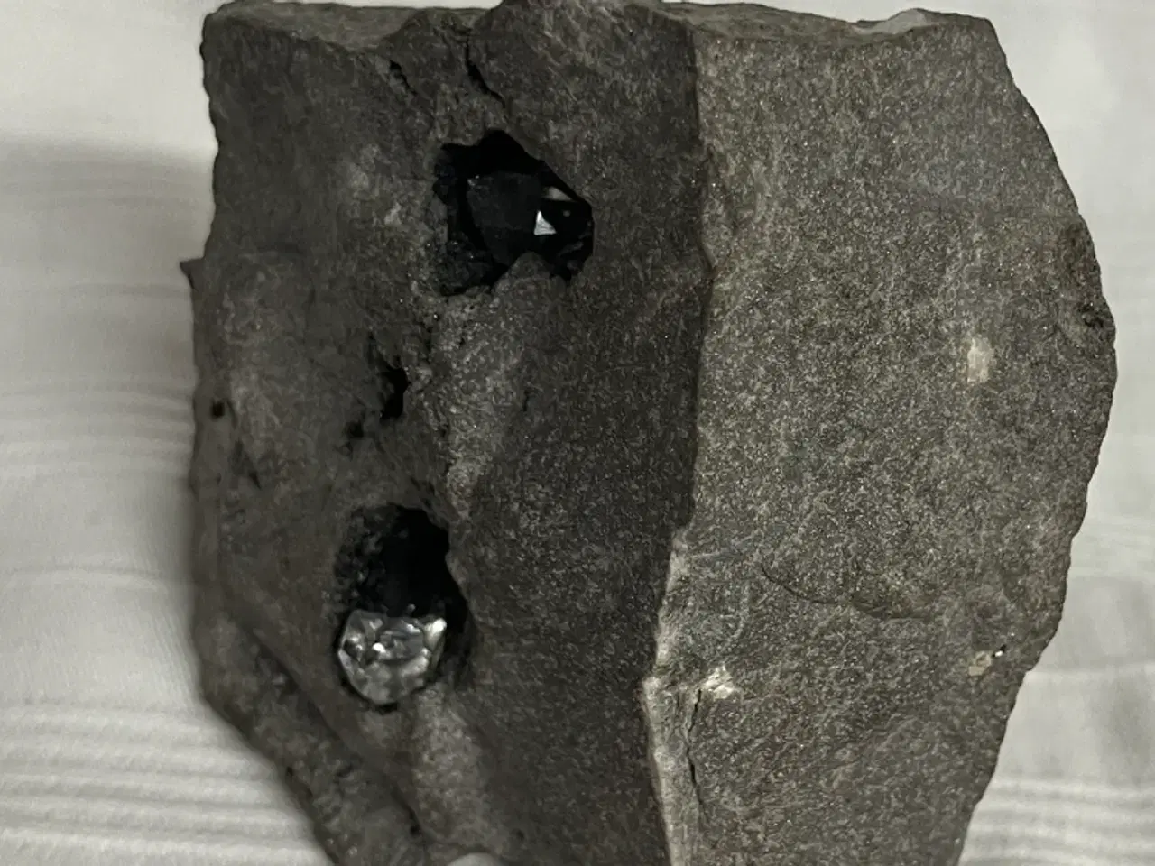 Billede 4 - 2 Herkimer diamant krystaller i grotte 