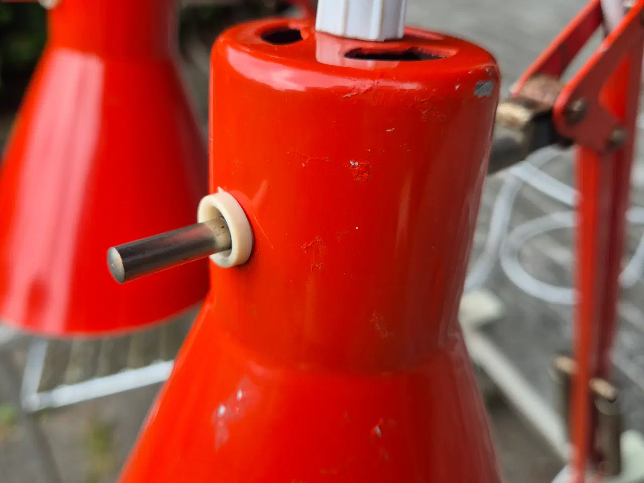 Billede 4 - To røde arkitektlamper med vægbeslag 