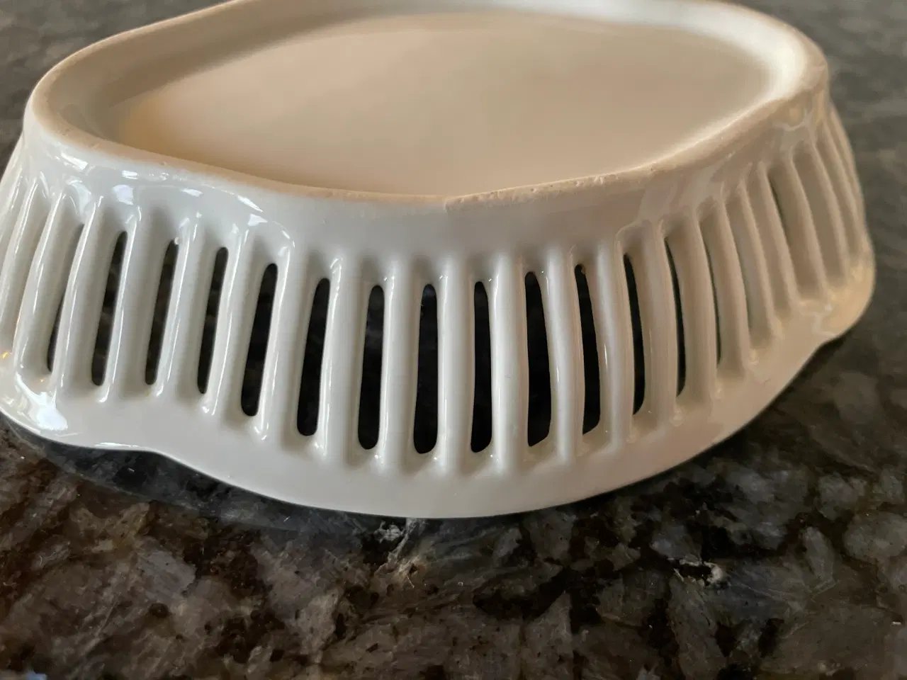 Billede 2 - Hvid oval porcelænsskål med gennembrudt kant
