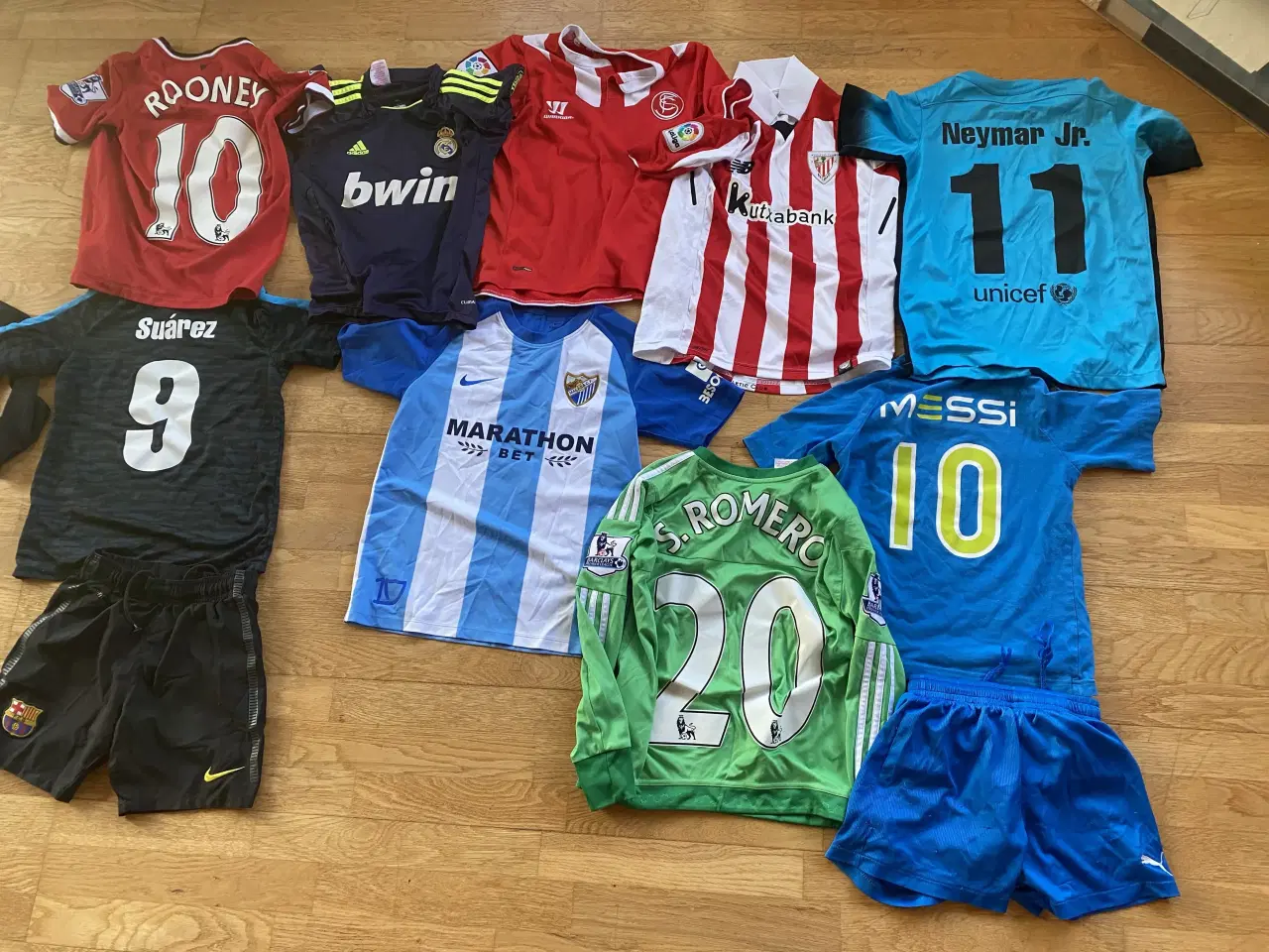 Billede 1 - Fodboldtrøjer mm str 10-12