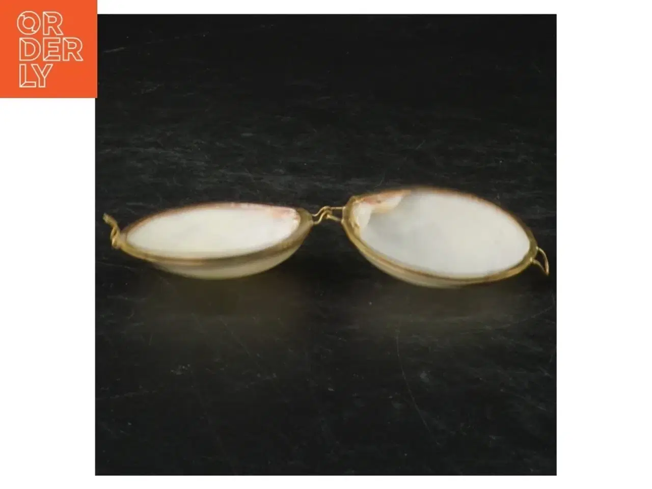 Billede 1 - Dekorativ muslingeskal med indfatning (str. 6x7 cm)