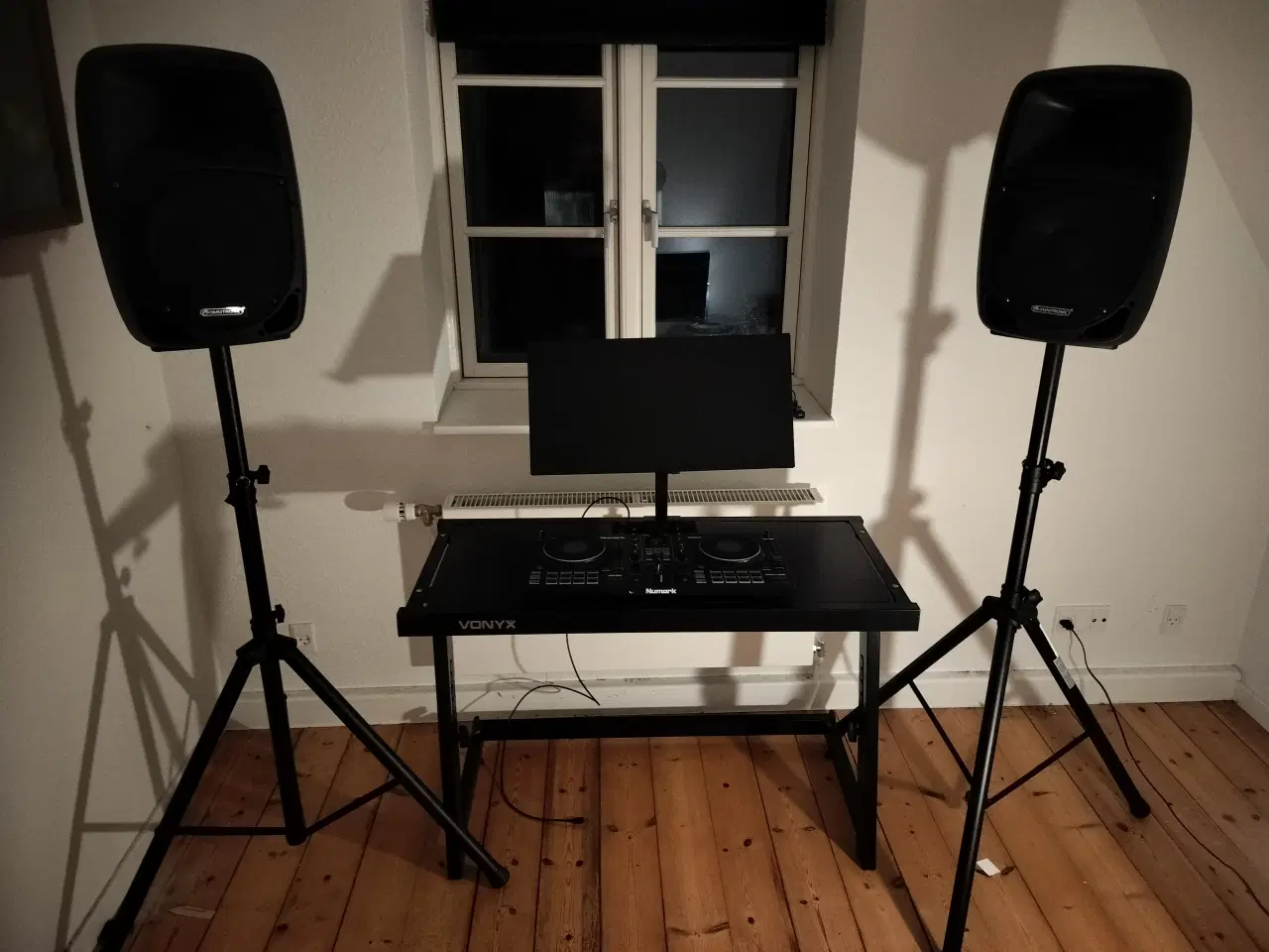 Billede 18 - DJ mixer og bord og højtaler med stativ m.m