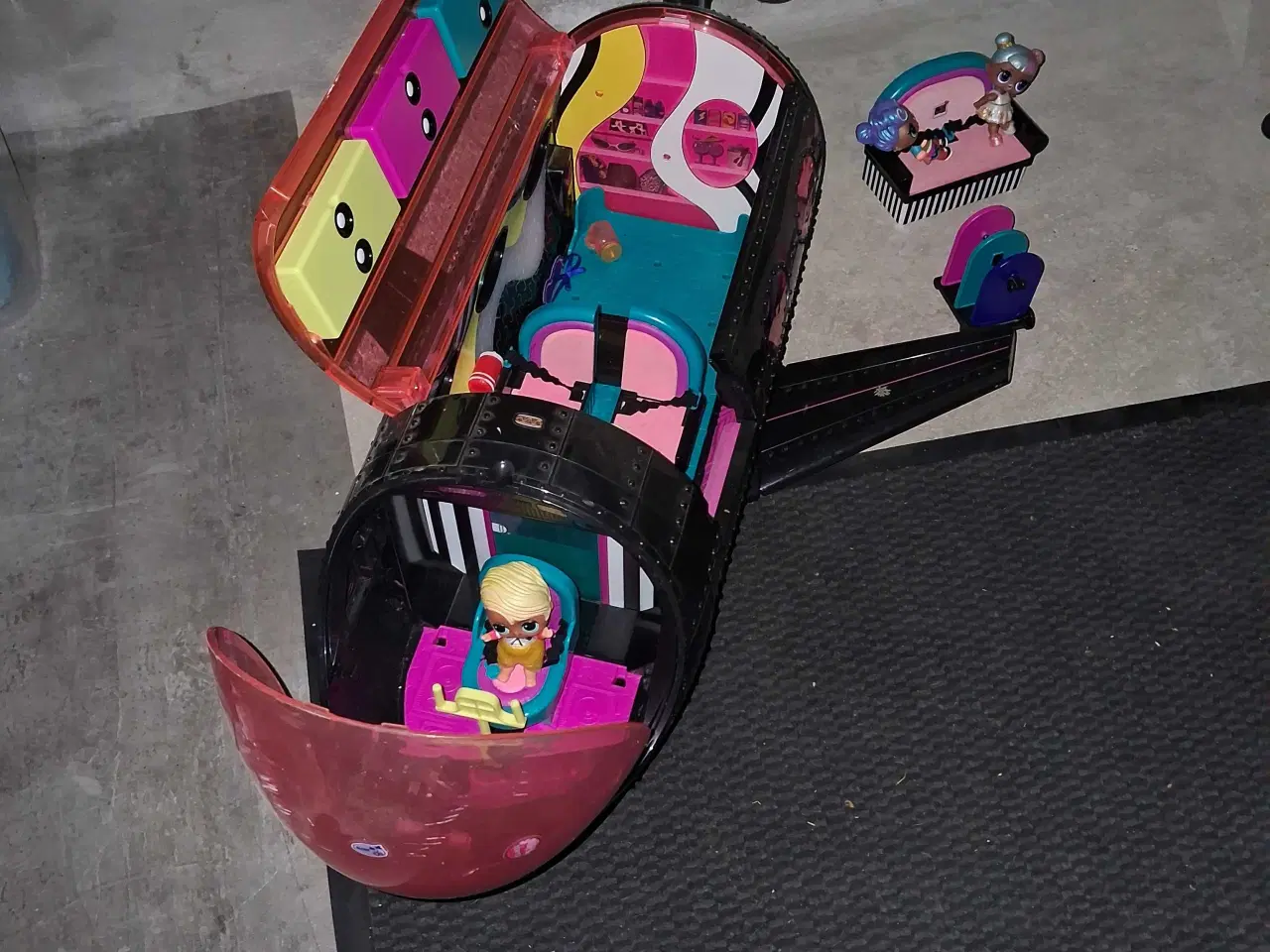 Billede 1 - L.O.L. Surprise flyvemaskine legetøjssæ 200 kr.