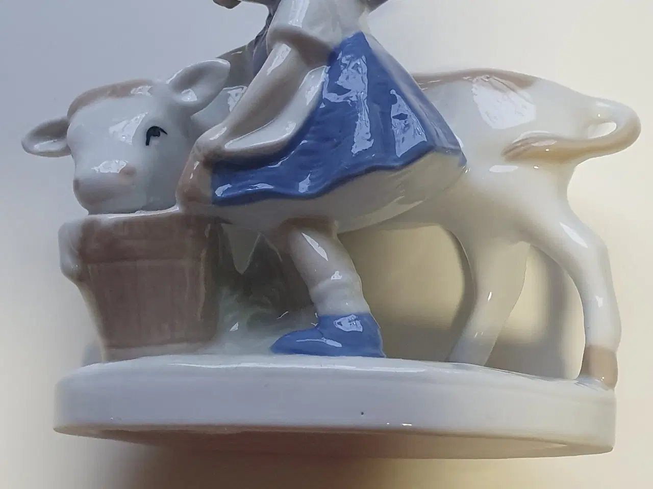 Billede 1 - Porcelænsfigur - Pige med kalv