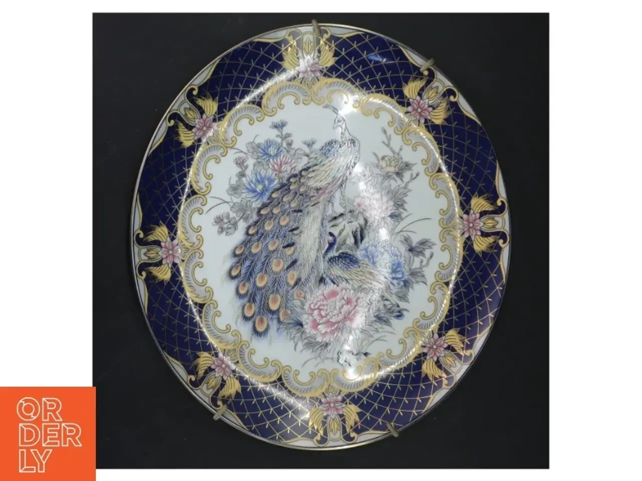 Billede 1 - Dekorativ porcelænstallerken med påfuglemotiv (str. Ø 26,5 cm)