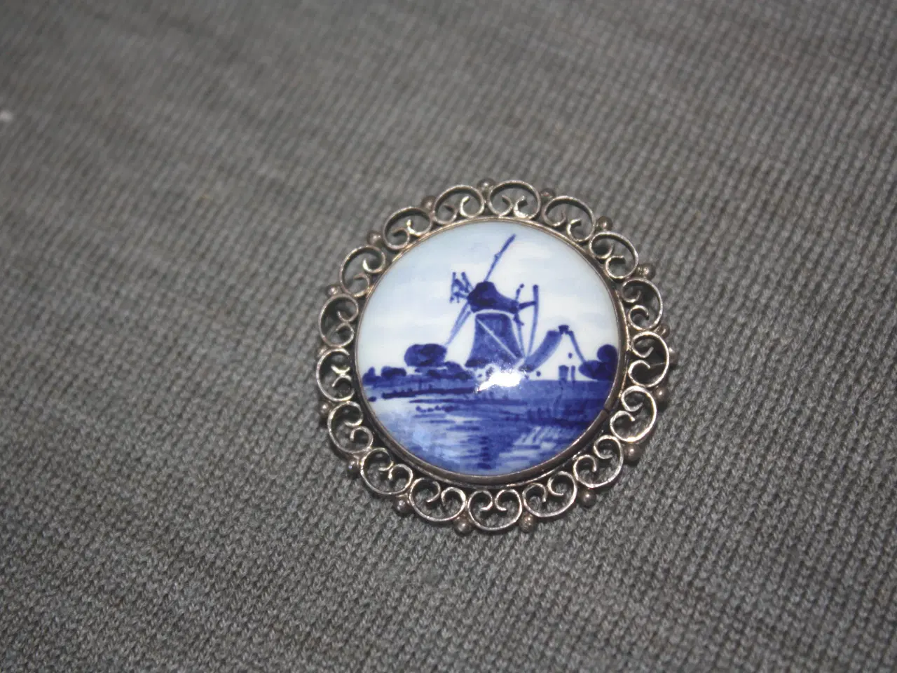 Billede 1 - Vintage Delft's Vindmølle Broche diam 3,4 cm