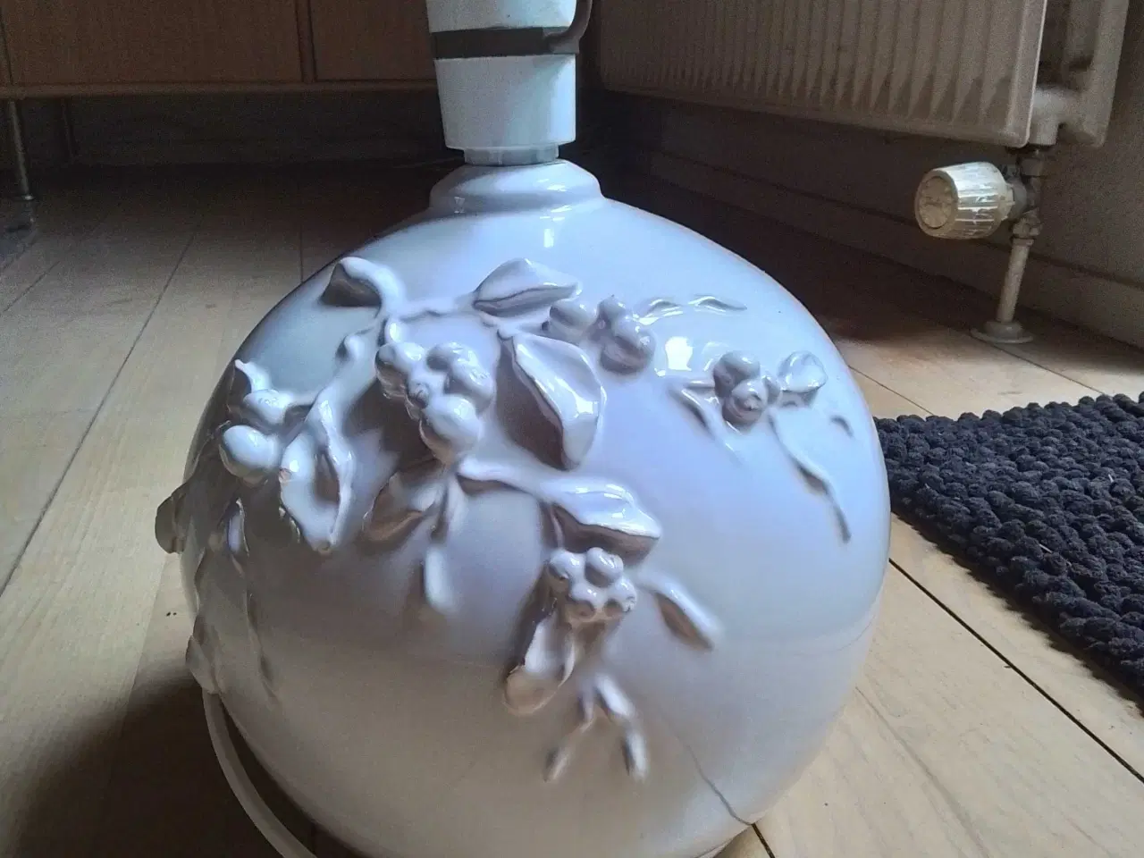 Billede 2 - Ida Bjørn bordlampe,  hvid, m. Smuk udsmykning 