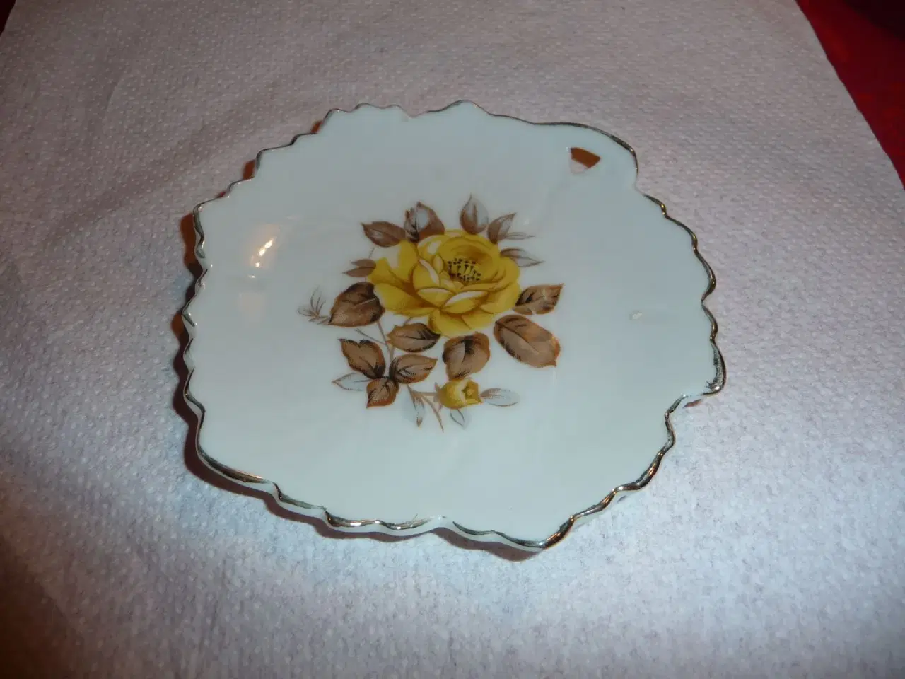 Billede 1 - lille platte med gul rose