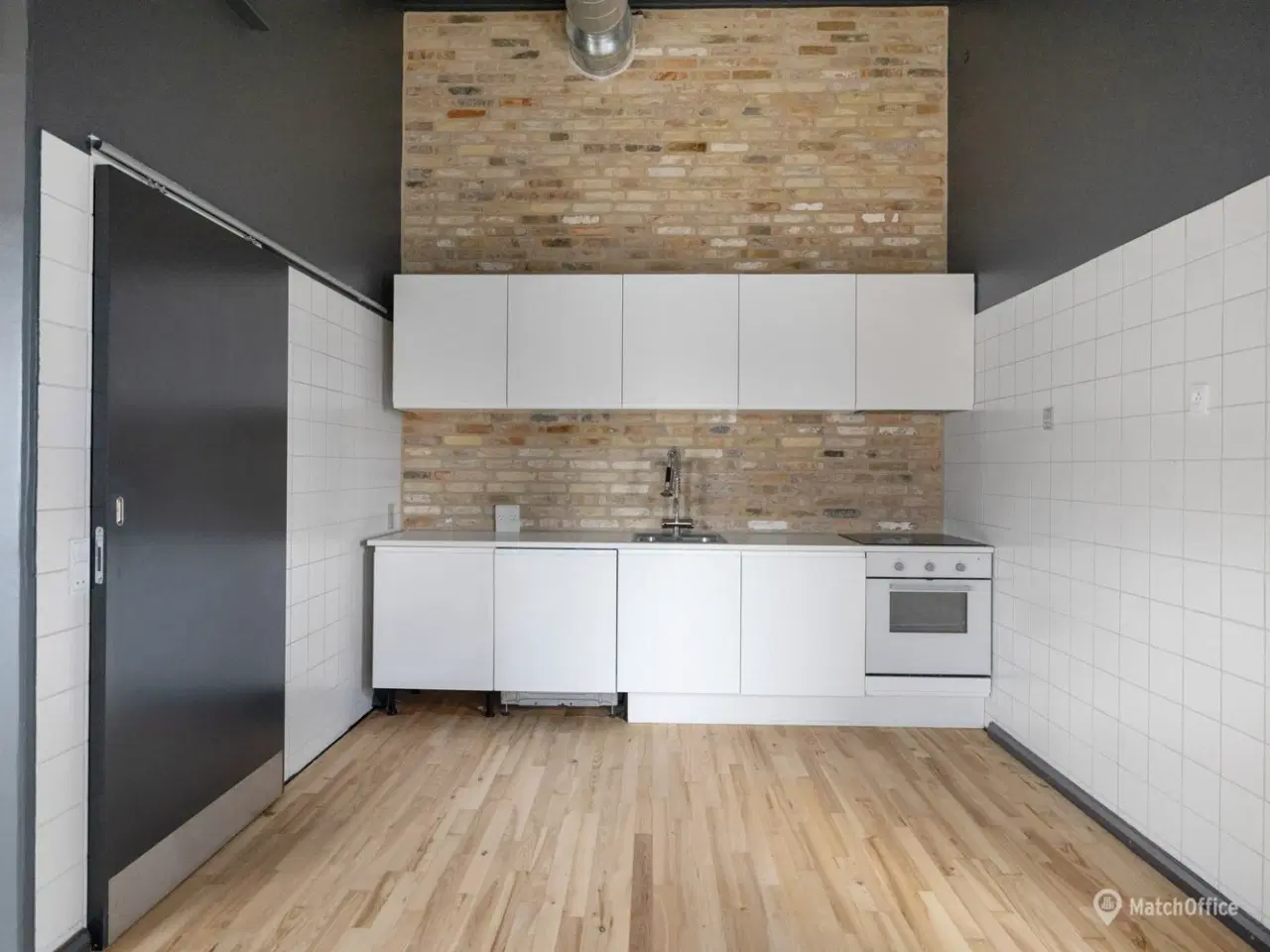 Billede 14 - Højloftet erhvervslejemål med udsigt til bugten