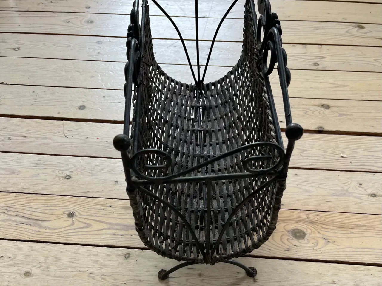 Billede 2 - Magasinholder i flet og stål. 