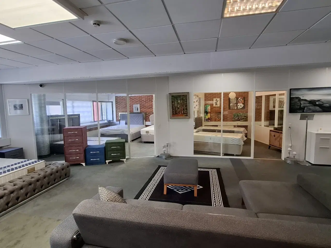 Billede 1 - Suveræn Beliggenhed – Showroom. Klinik, Butik, Gaming, Kontor mm. – Stort åbent areal i midten og mindre cellekontorer i glas.