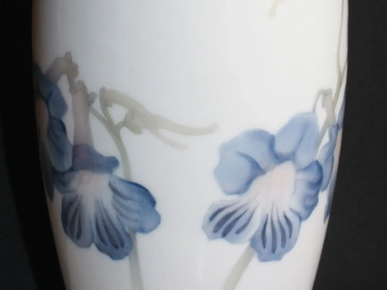 Billede 2 - Vase med blå blomster, Bing og Grøndahl