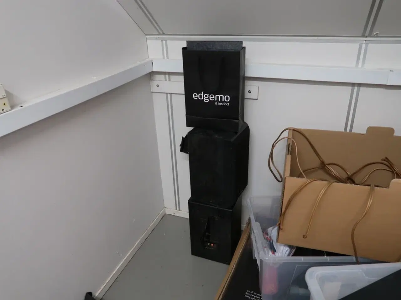 Billede 3 - Div. Elektronik, højtalere, skrivebord, merchandise m.m.