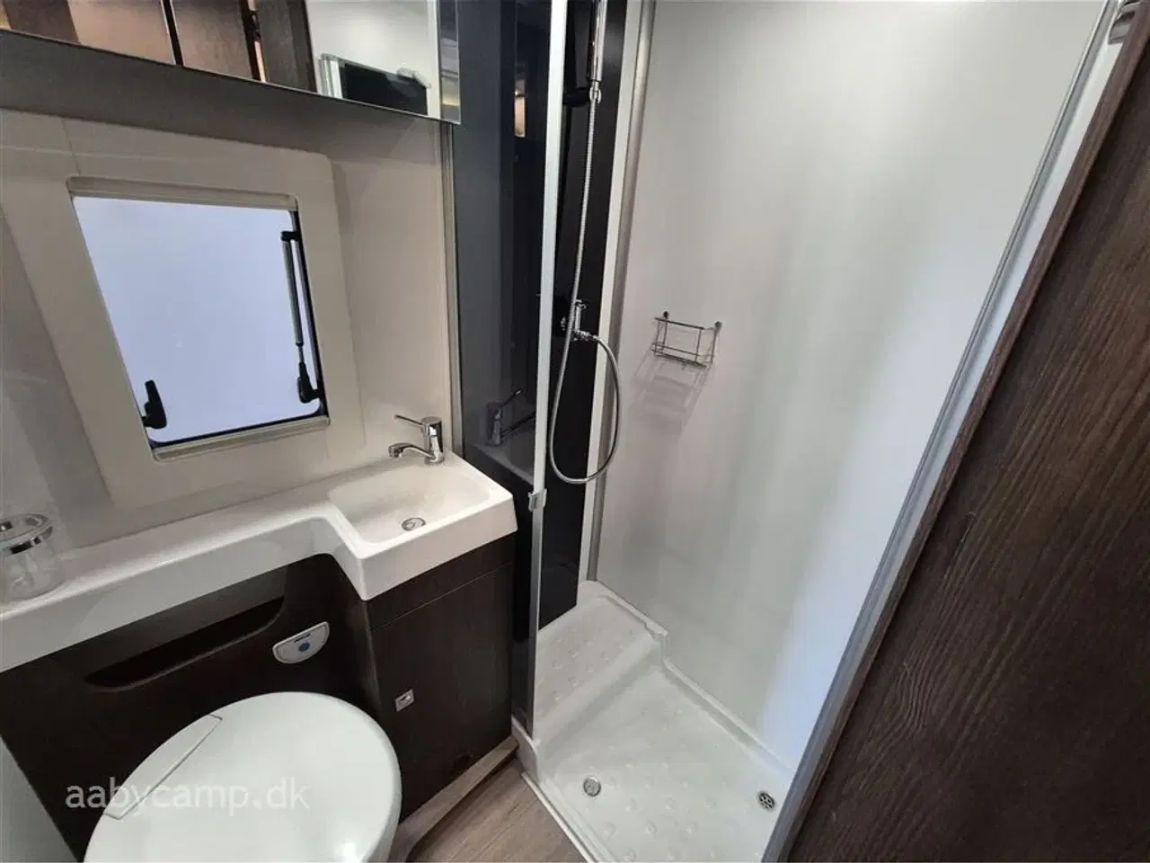 Billede 13 - 2022 - Benimar Tessoro 442   Nk. Pakke. automatgear. solcelle. 2x Agm Batterier. markise. udv. gasudtag. cykelstativ. sælges kun til cvr !!!