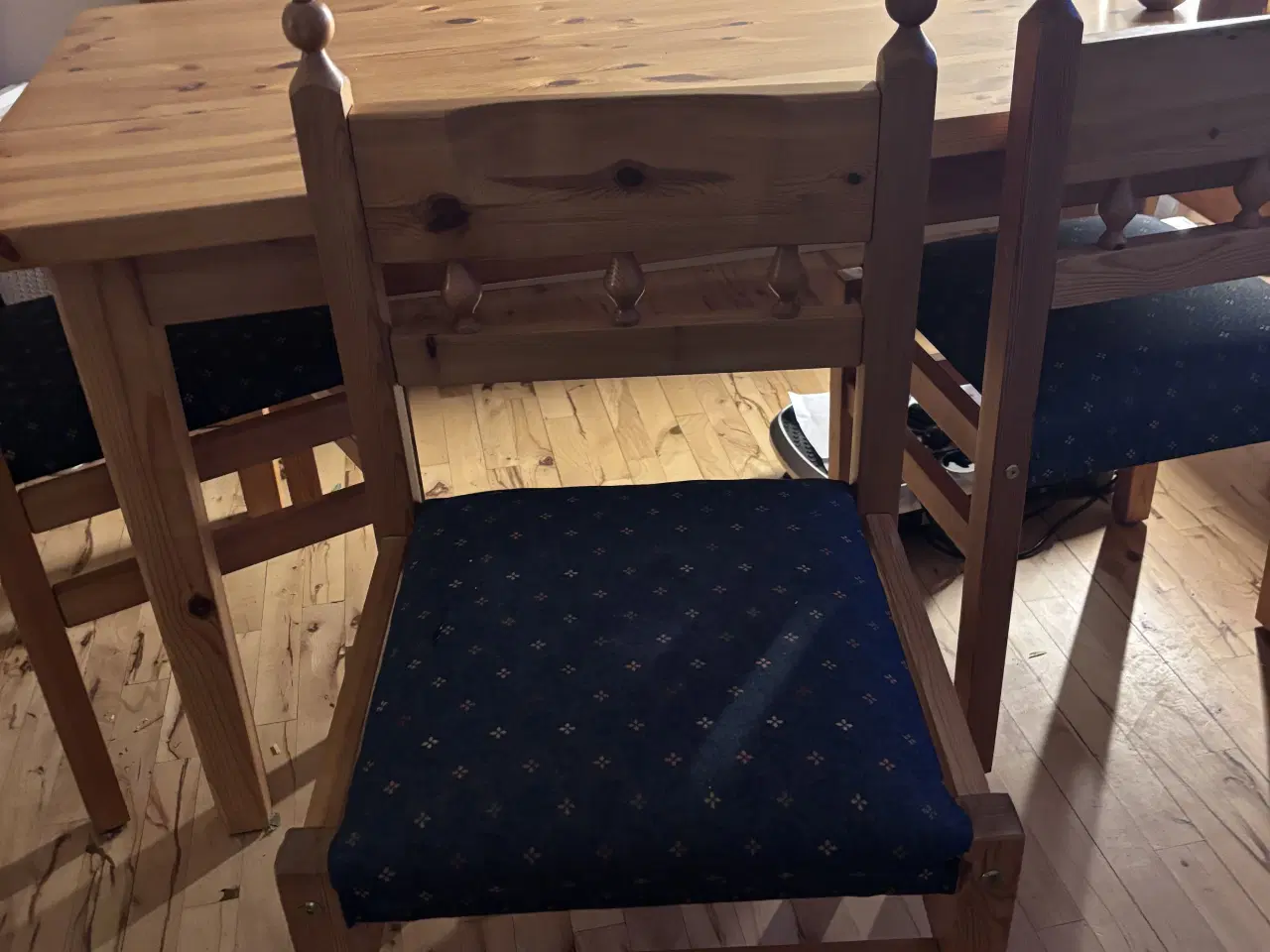 Billede 4 - Hjørnebænk - spisebord - stole