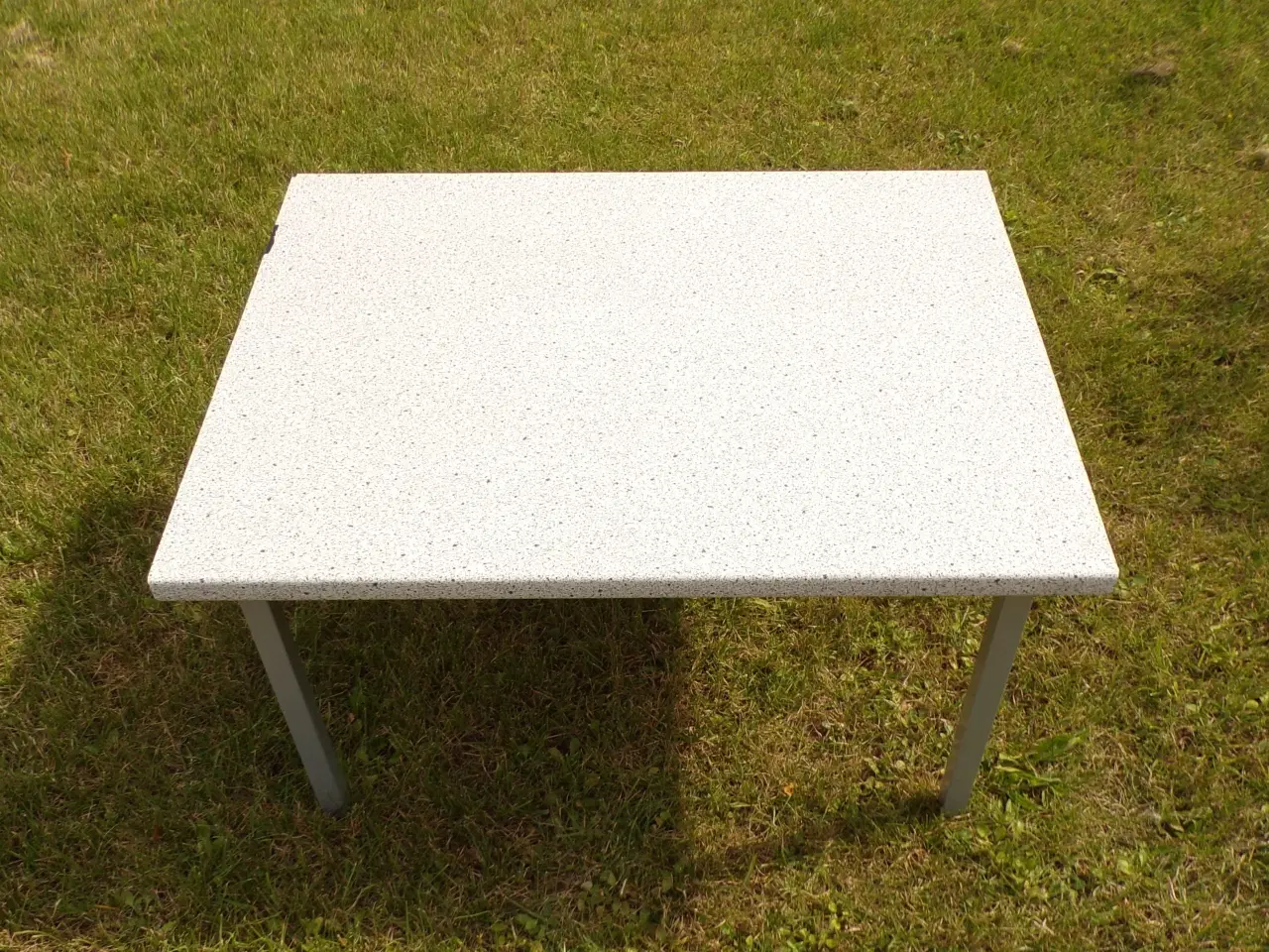 Billede 1 - NYT Børnebord Lys granit laminatbordplade