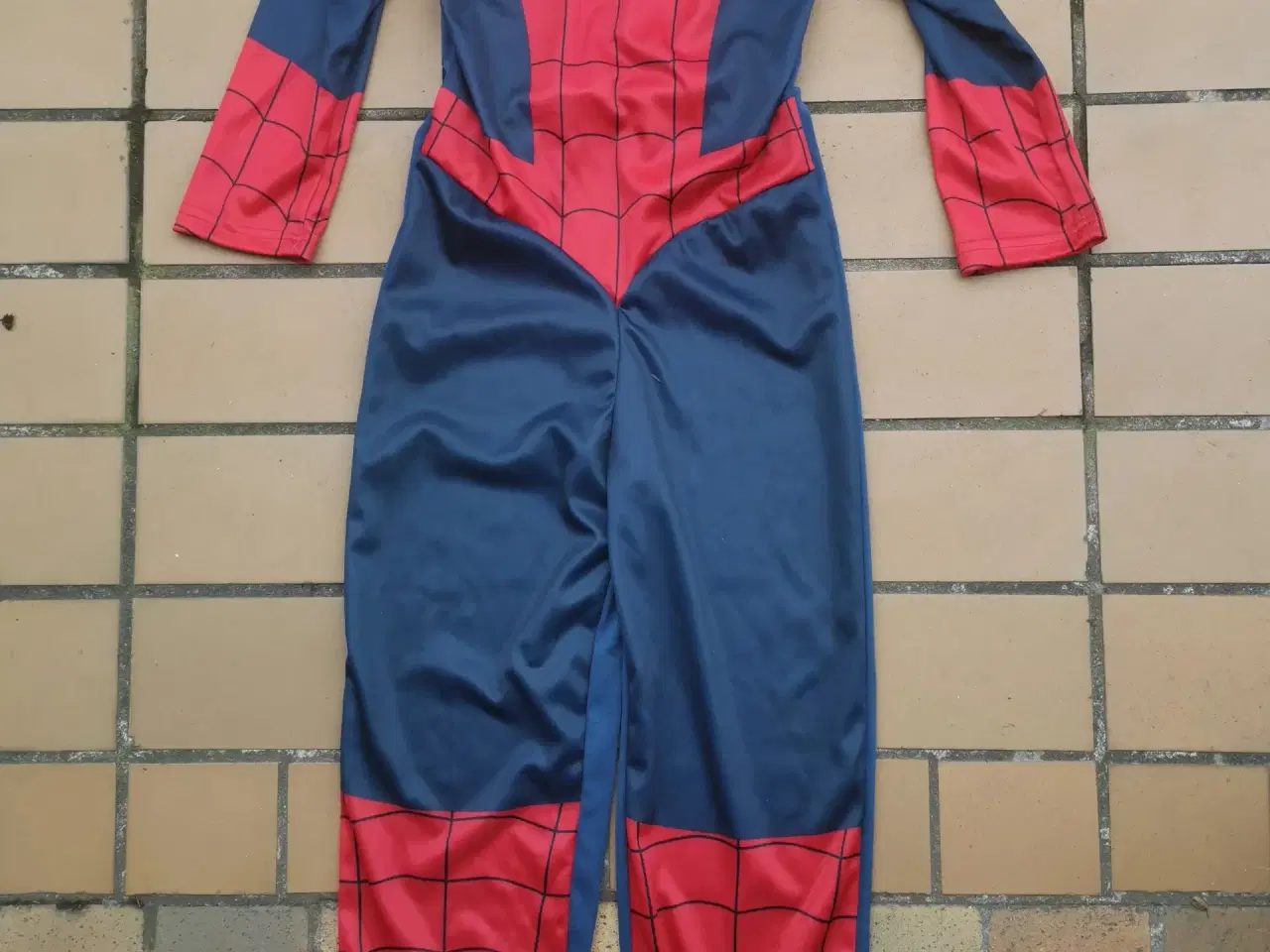 Billede 2 - Spider-man kostume str. 7-8 år med maske Spiderman