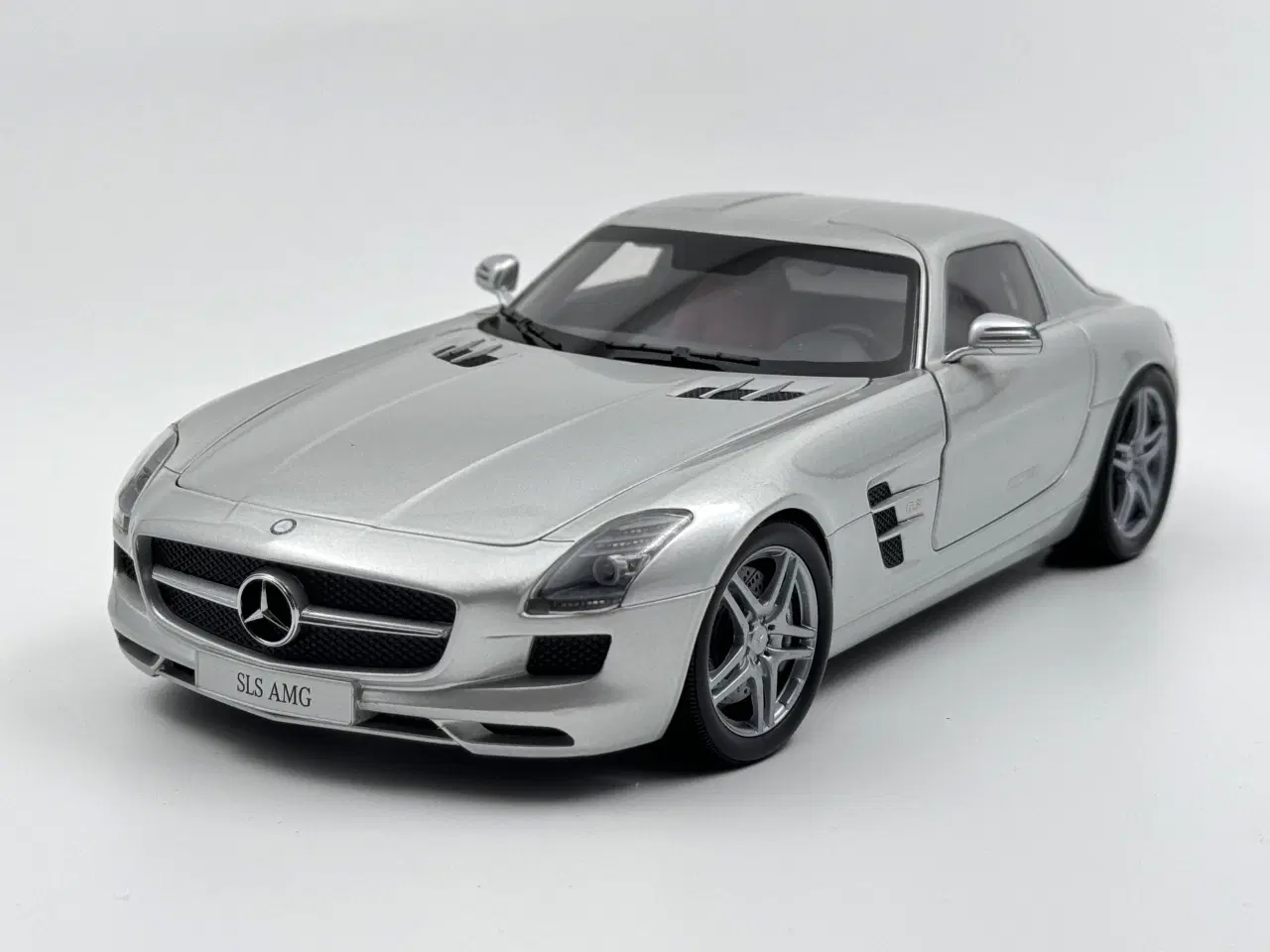 Billede 1 - 2010 Mercedes-Benz SLS 6,3 AMG Coupe - 1:18