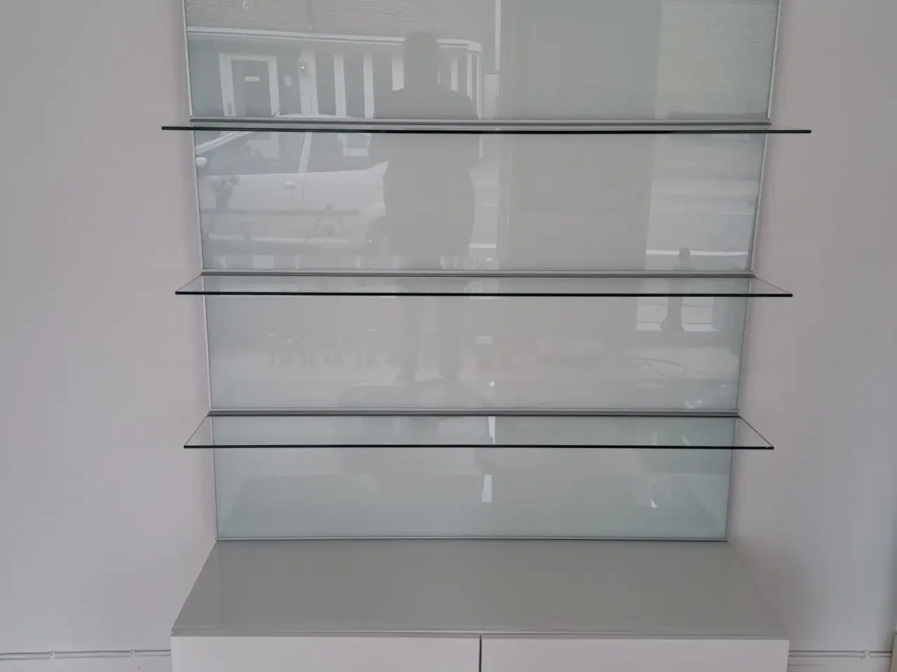 Billede 1 - Reol med glashylder og mange muligheder
