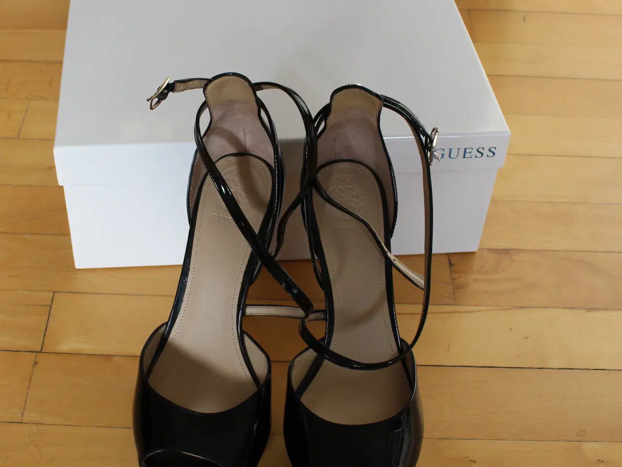 Billede 3 - Guess Lohana, lædersandaler stiletthæl til salg