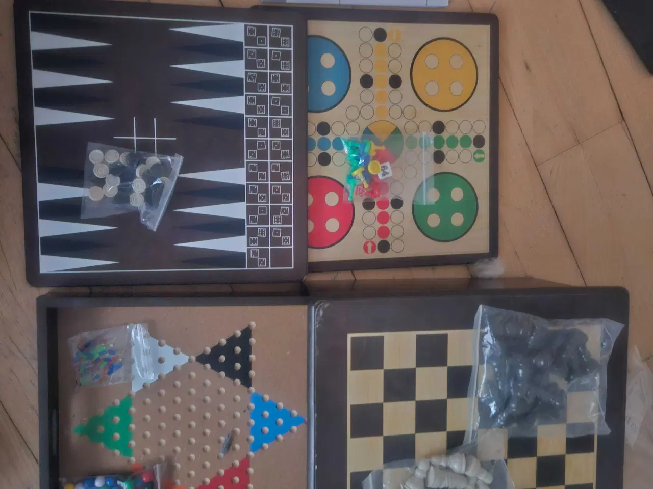 Billede 1 - 4 i et brætspil 