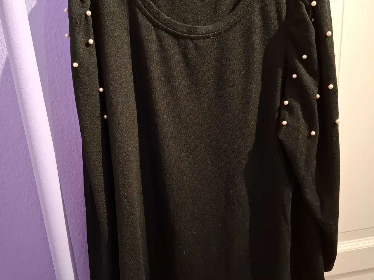 Billede 1 - Sort bluse fra Zizzi med perler på ærmerne 