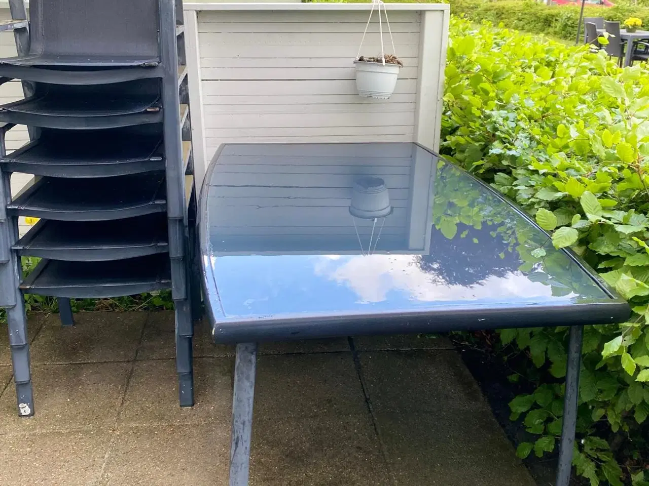 Billede 1 - Havebord  og 6 stole gives væk