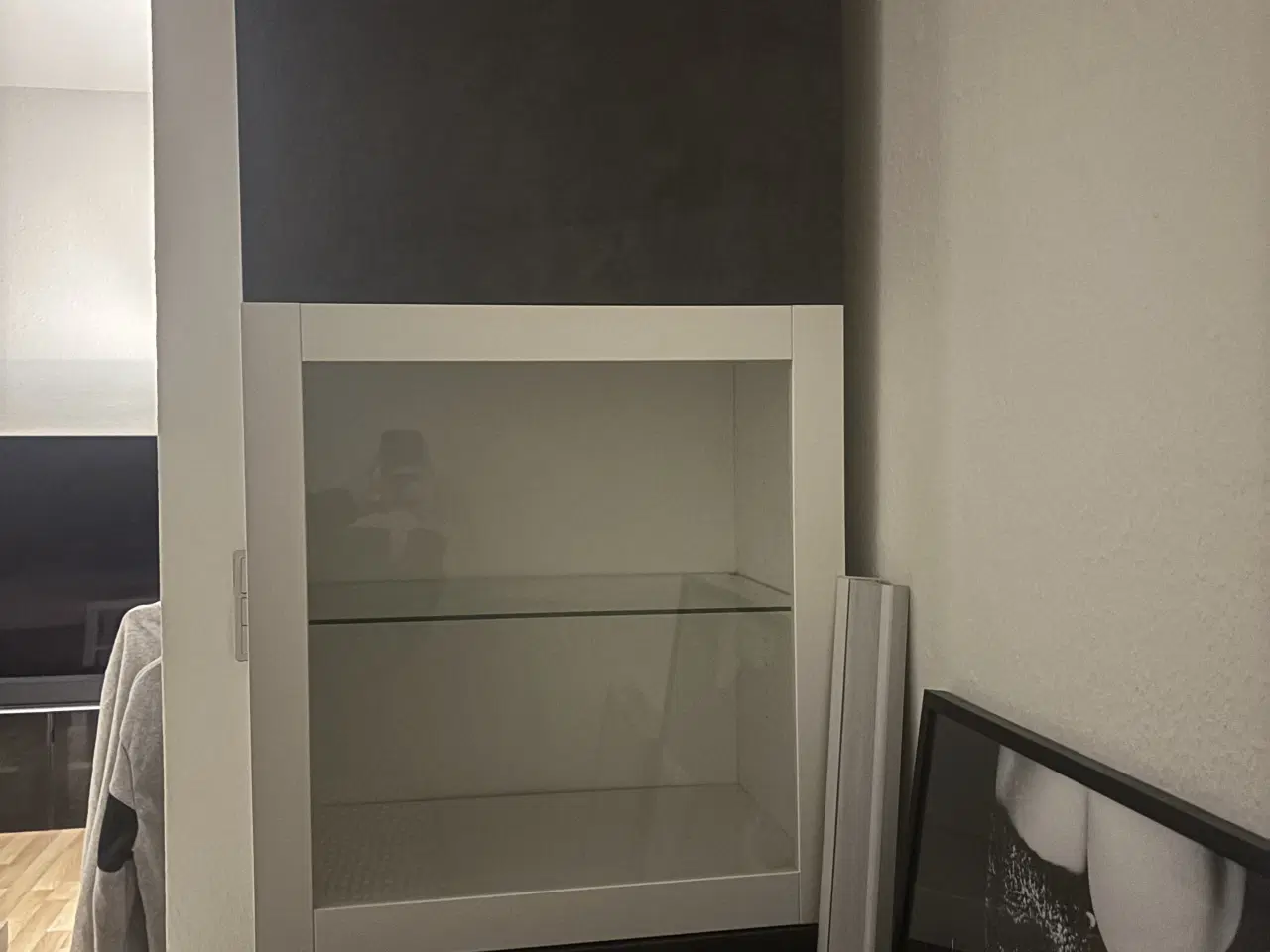 Billede 1 - Hvidt vitrineskab med Stone-look låger